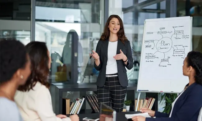 Chleb powoli pokrywający się niebiesko-zieloną pleśnią