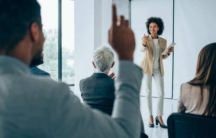 Gęsta, wielowarstwowa pleśń w odcieniach penicylinowego błękitu